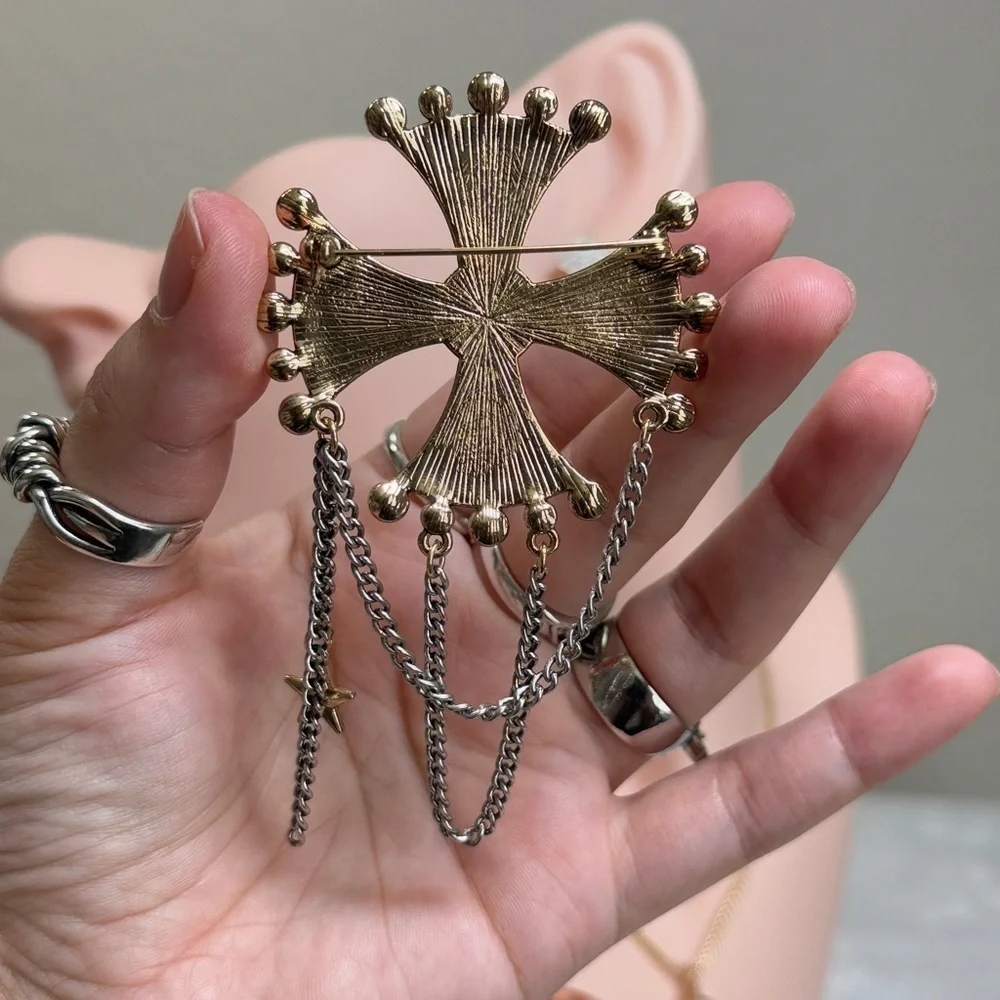⚜️ Vintage Style | Gold and Pearl Accents Cross Brooch